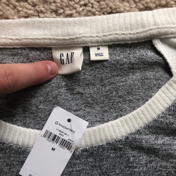 Gap NWT baseball tee style top /poly blend/size M - Picture 2 of 4